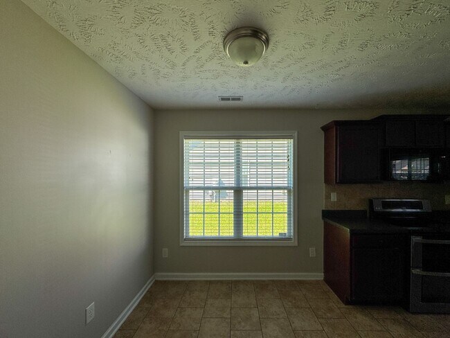 Building Photo - Lovely 4 Bed 2 Bath Home in West Gate