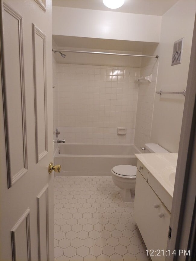 Building Photo - Spacious And Sun-Filled 3 Bedroom 2.5 Bath...