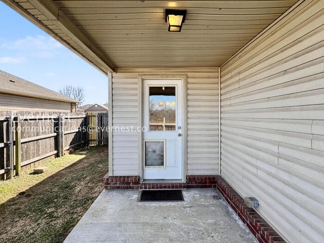 Building Photo - 3 Bed/2 Bath Home with Fenced Yard & Garage / Pet-Friendly / Available Soon!