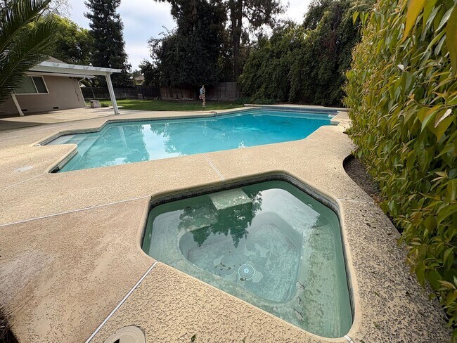 Building Photo - NW Visalia Home Near Country Club Available Now! *Private Showing Only*