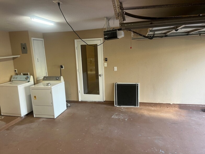 Building Photo - 5560 Maple Ridge Dr