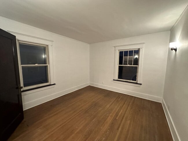 Building Photo - 1105 N Bourland Ave
