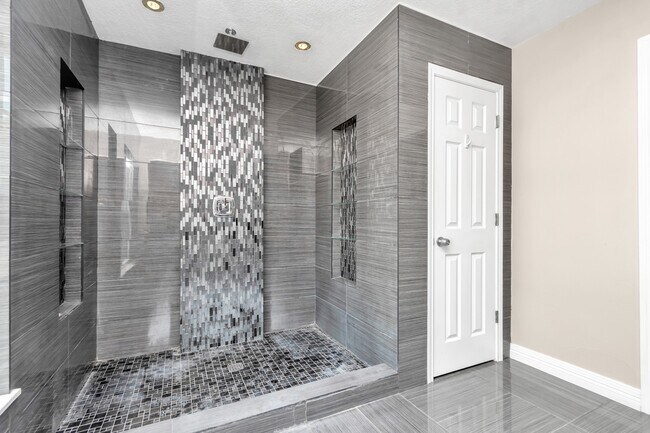 Building Photo - 12418 Mill Ridge Dr