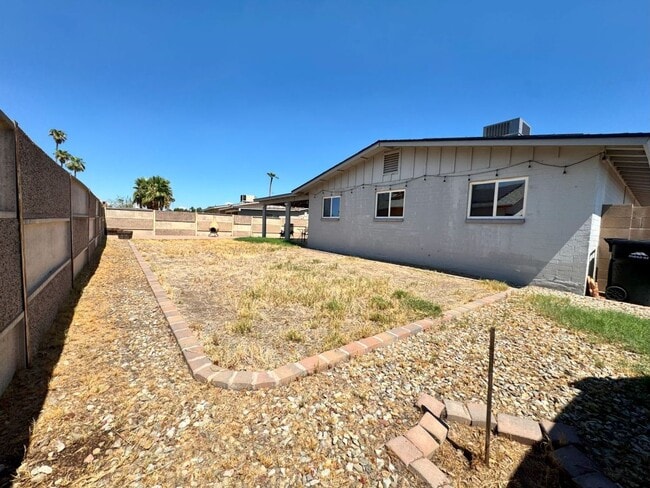 Building Photo - REMODELED 4 BEDROOM HOME WITH HUGE YARD, C...