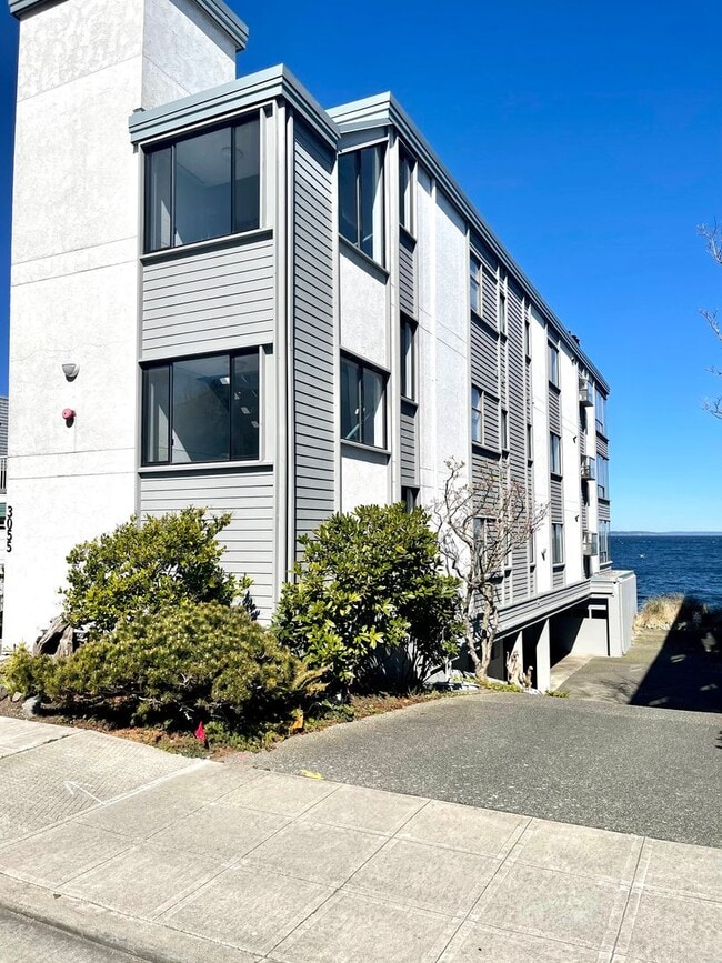 Building Photo - Spectacular View!! This top floor condo is a MUST SEE!! $500 move in credit