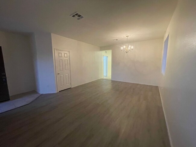 Building Photo - Hesperia- 3 Bedrooms, 2 bathrooms, New pai...