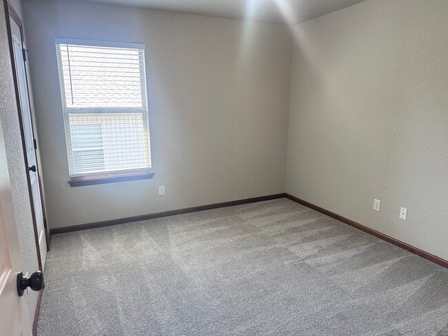 Building Photo - 108 SE Rose Garden Ln