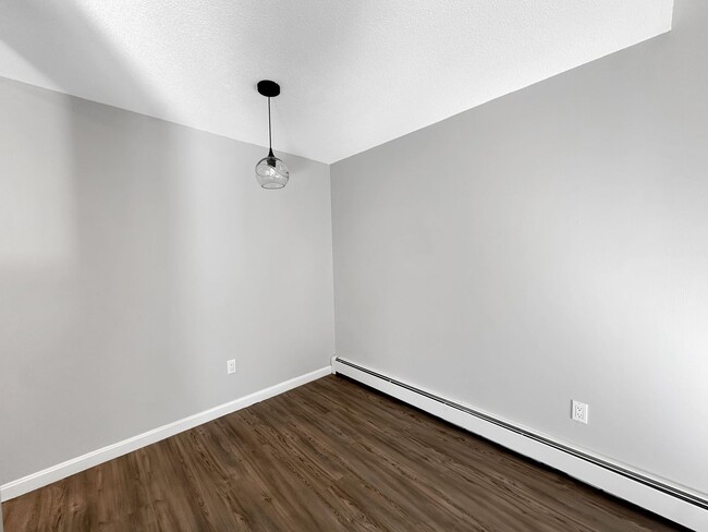 Building Photo - Beautiful Remodeled  3 Bedroom Condo!