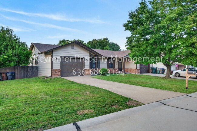 Building Photo - 357 Della Dr