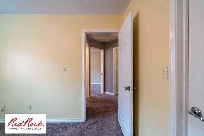 Building Photo - Dog Friendly - 3 Bedroom, 2 Bathroom Prope...