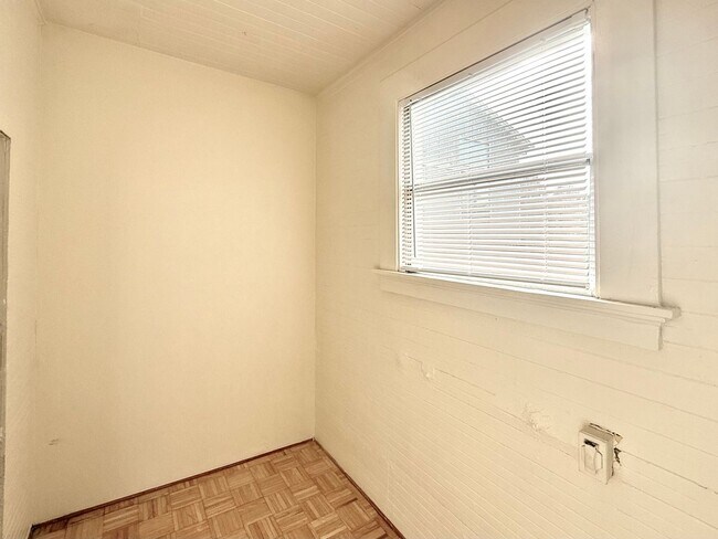 Building Photo - Cozy 2+bdrm/1 bath home w/a huge basement, washer/dryer, & off street pkg, space in the heart of ...