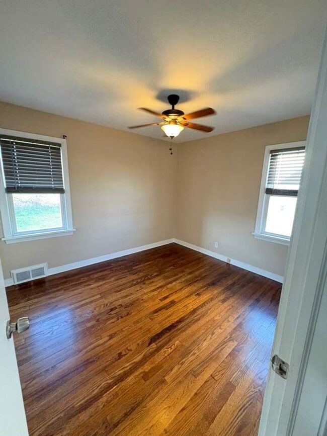 Building Photo - Discover a beautifully updated 3-bedroom, 2-bathroom single-family home.