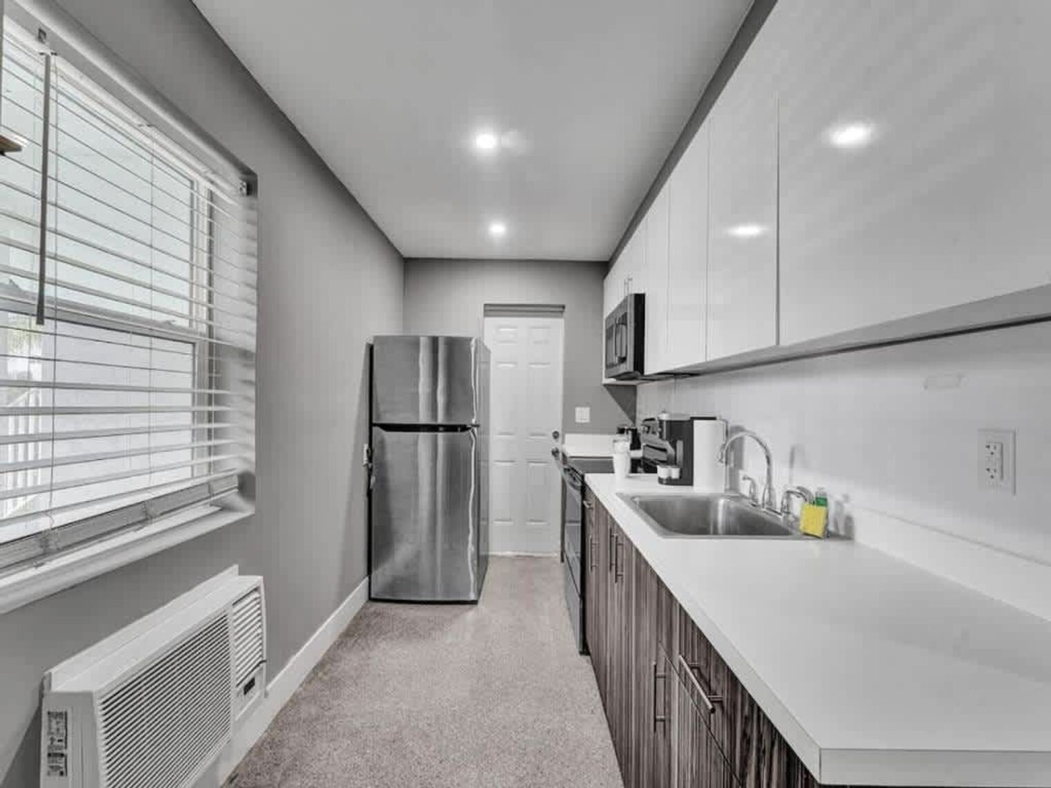 Building Photo - 906 N Riverside Dr