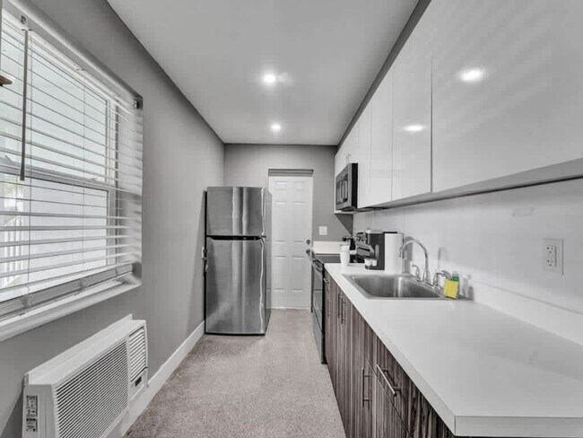 Building Photo - 906 N Riverside Dr