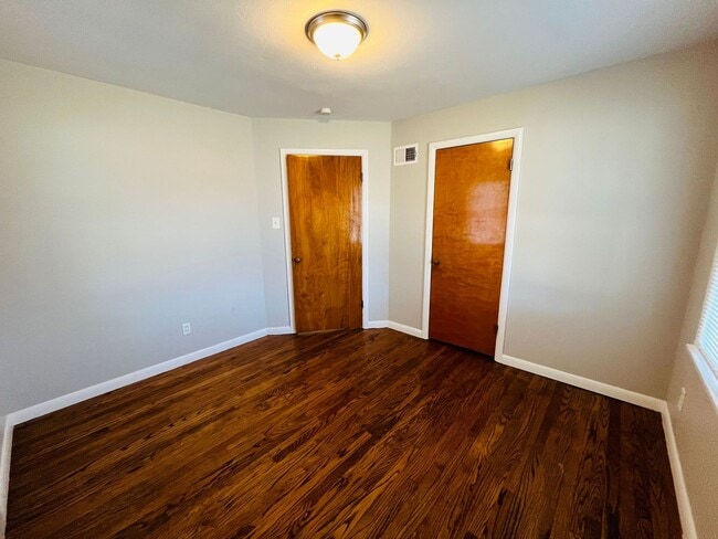 Building Photo - Adorable 3 bedroom 1 bath home!   Close to...