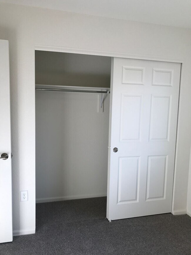 Building Photo - 3 bedroom 2 1/2 bathroom house in Commerce...
