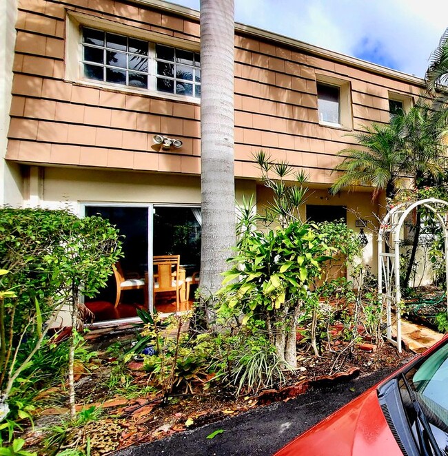 Building Photo - 3107 N Palm Aire Dr