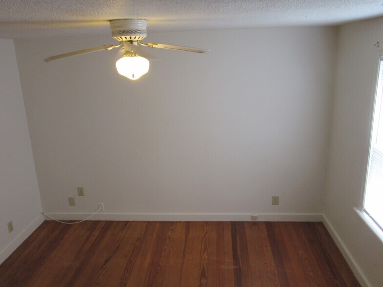 Building Photo - 306 E Maple St