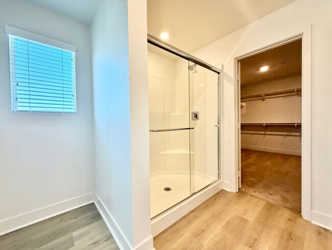 Building Photo - Move-In Ready 5 Bedroom Home with Solar & Large Loft