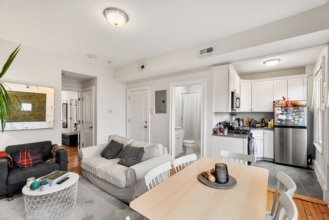 Building Photo - 62 W Cedar St