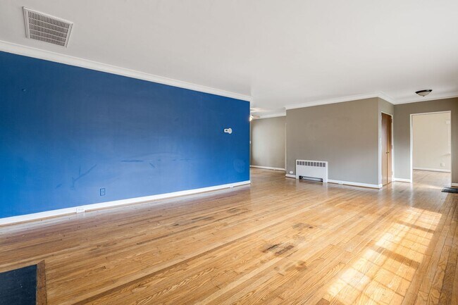 Building Photo - Bright & Inviting 2-Bedroom Home with Fenced-In Yard, Garage & Lawn Care Included
