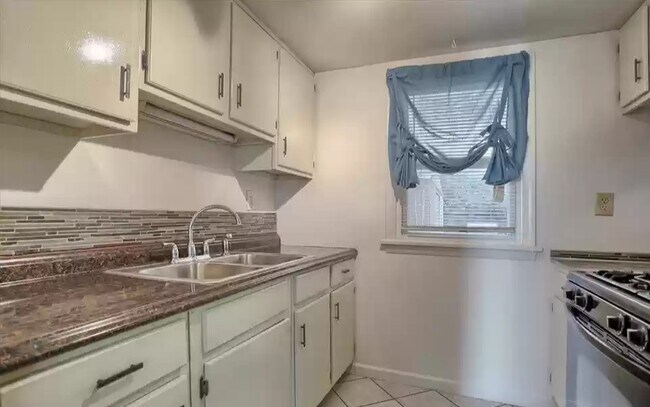 Building Photo - 519 St Marys Dr