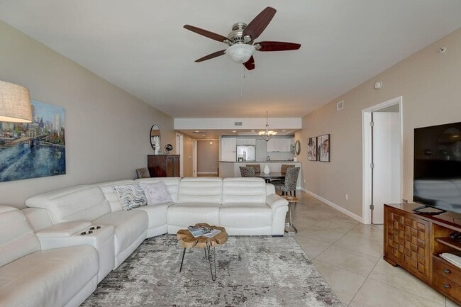 Building Photo - 2650 Lake Shore Dr