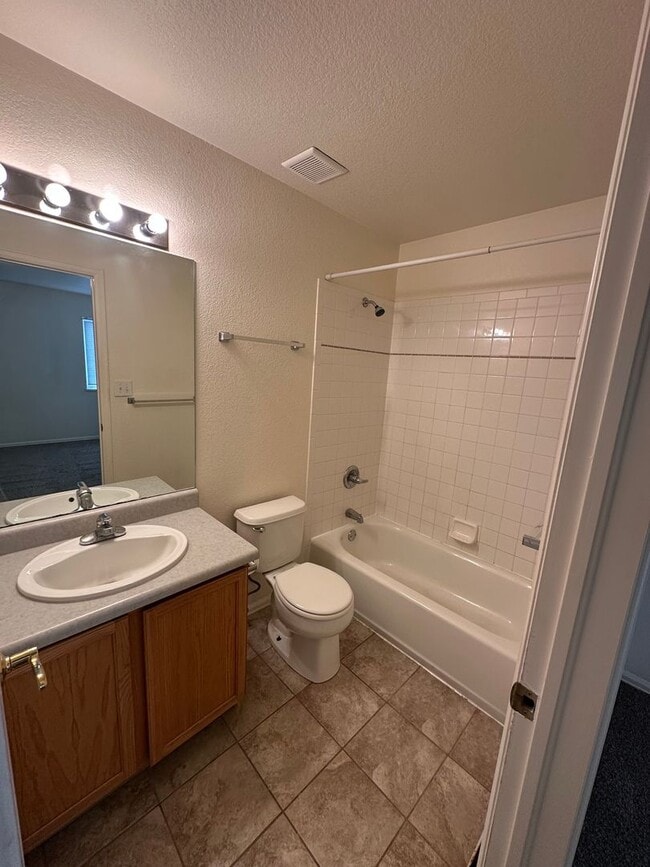 Building Photo - Charming 3 bed 2 bath home!!