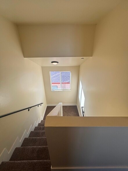 Building Photo - 335 E 69th St