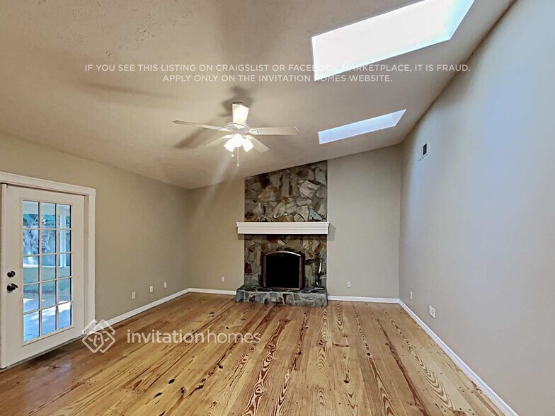 Building Photo - 705 Lobelia St