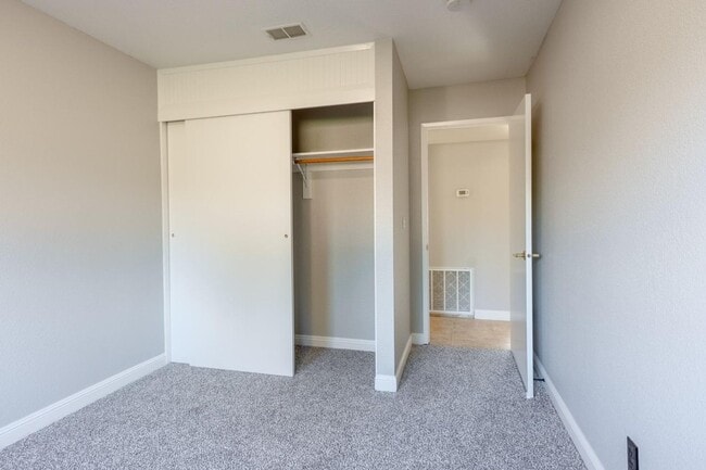 Building Photo - FOUR BEDROOM HOME ON A HUGE LOT SEE VIDEO