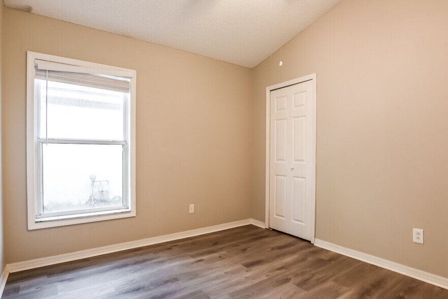 Building Photo - 15849 Green Cove Blvd