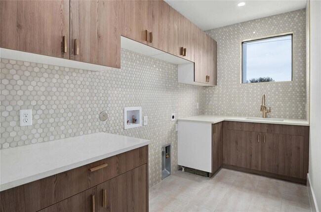 Building Photo - 2401 Oakhaven Cir