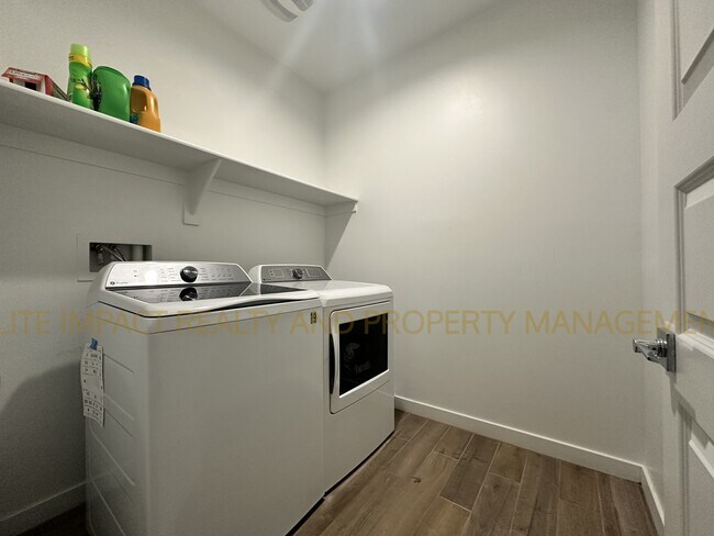 Building Photo - 11112 S Weismann Dr