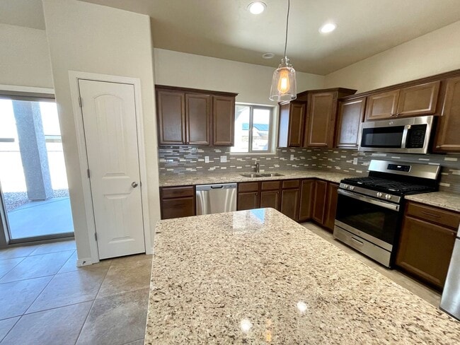 Building Photo - Beautiful 3 Bedroom Home in Southern Vistas w/ Solar!