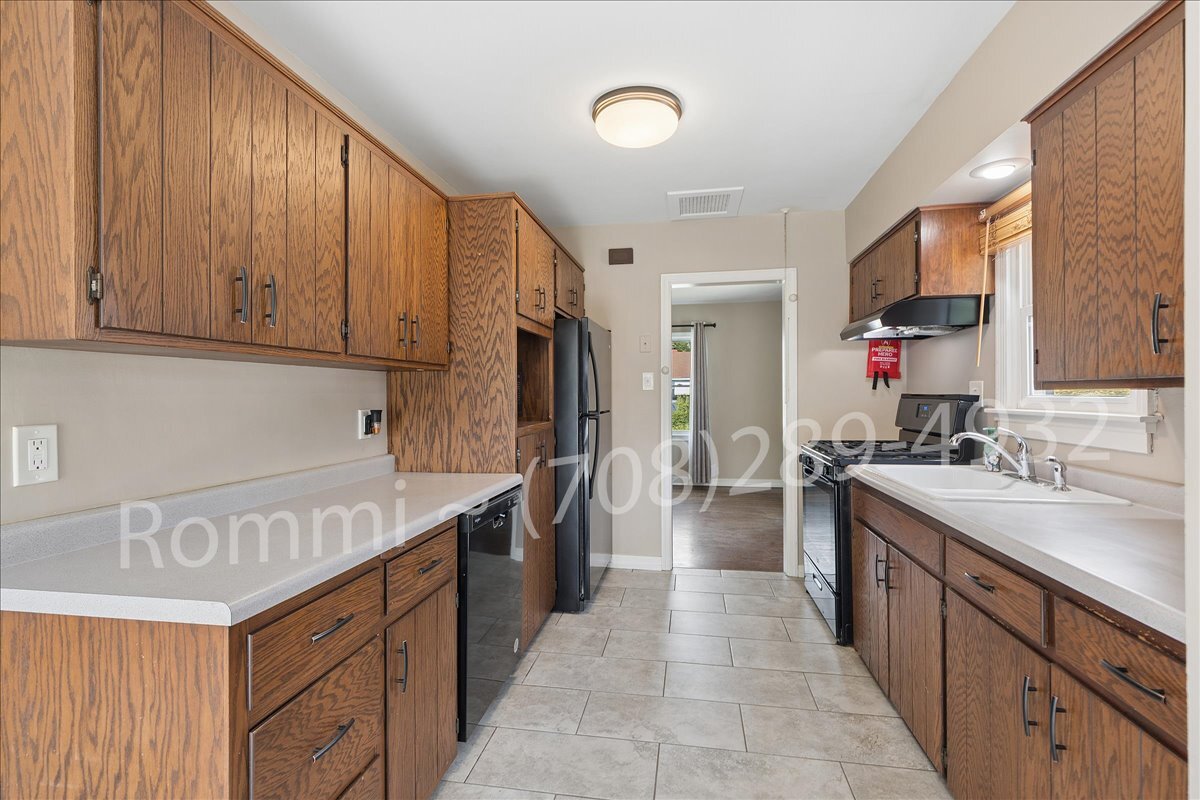 Kitchen - 6717 Huron Ave