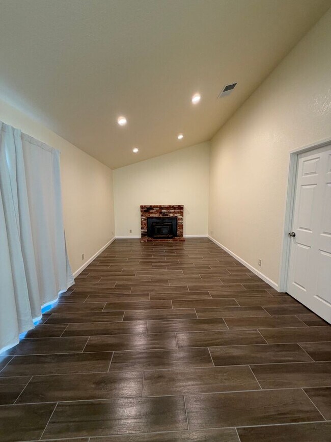 Building Photo - 528 Bella Vista Dr