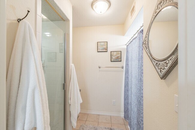 Building Photo - Spacious 3 Bed, 2 Bath Duplex in the Heart...
