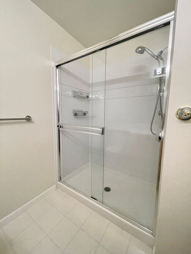 Building Photo - Bellevue Townhome! 2 Bedroom 2.5 Bathroom! *Utilities Included*