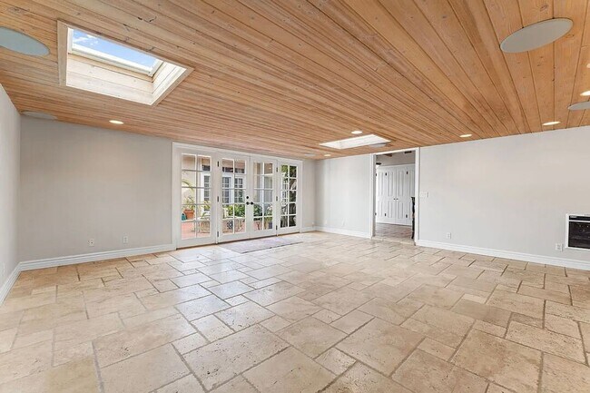 Building Photo - 6241 Frondosa Dr