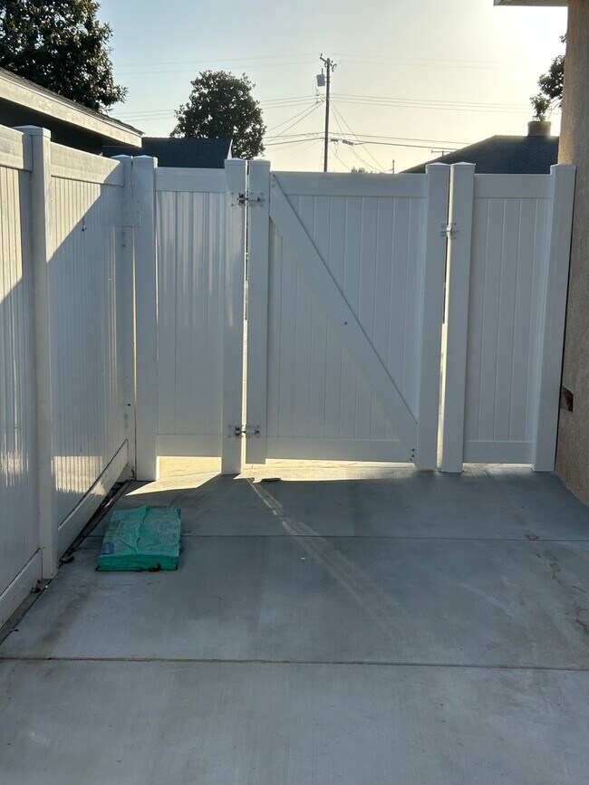 Building Photo - 10346 Pounds Ave