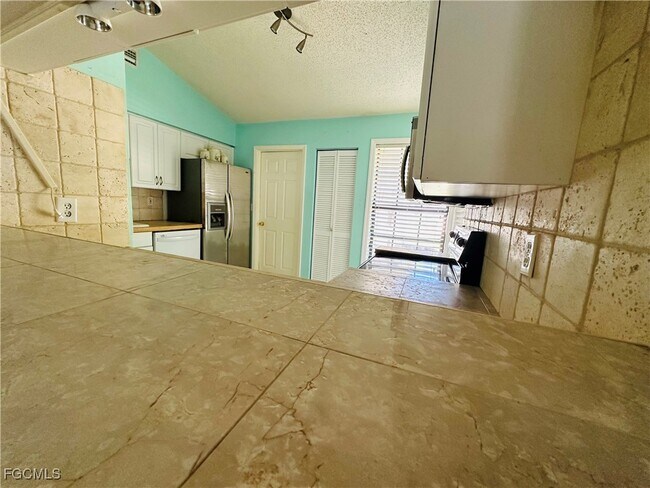 Building Photo - 1421 SW 9th Ct