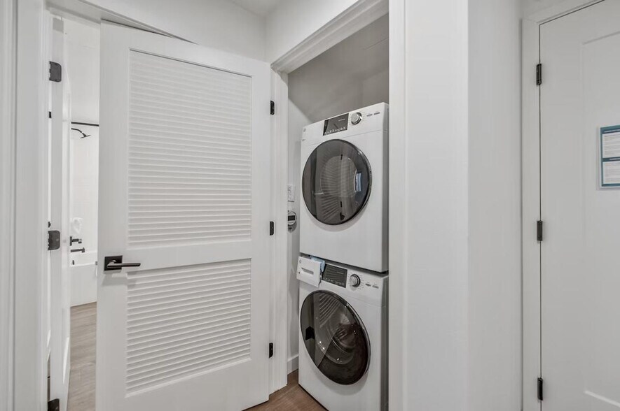 Building Photo - 8875 Costa Verde Blvd