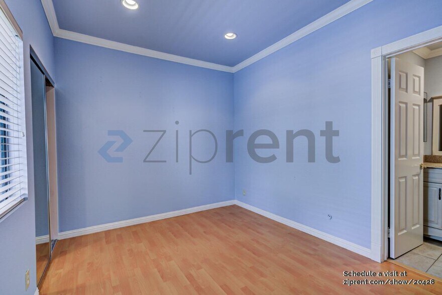 Building Photo - Unit 204