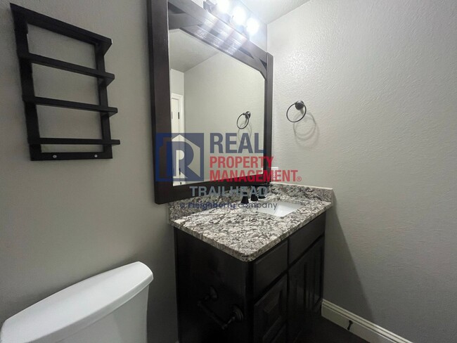 Building Photo - Attractive 3 Bed 2 Bath Home in Gated Lake...