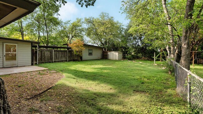 Building Photo - 206 E Skyview Rd