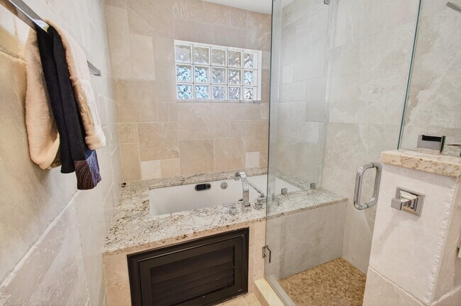 Building Photo - 7076 Middlebury Dr