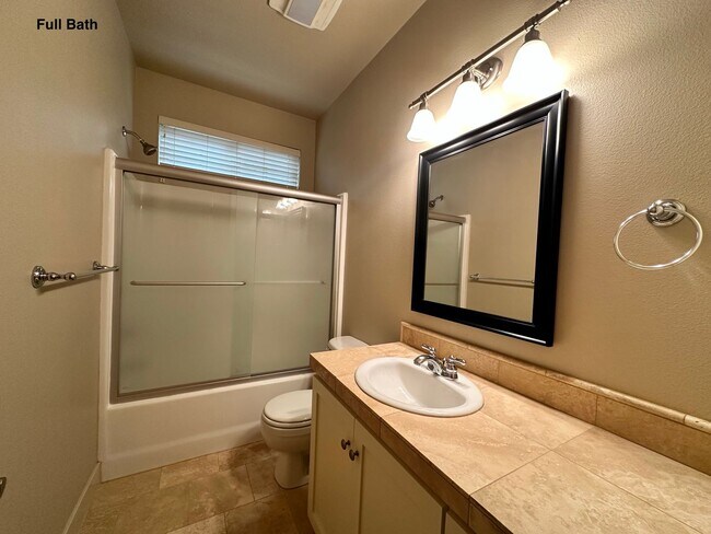 Building Photo - Luxury Living Near Valley River!