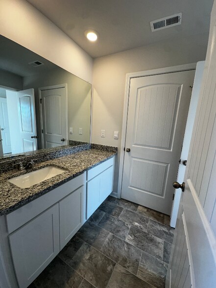 Building Photo - 1525 Ashgrove Pl