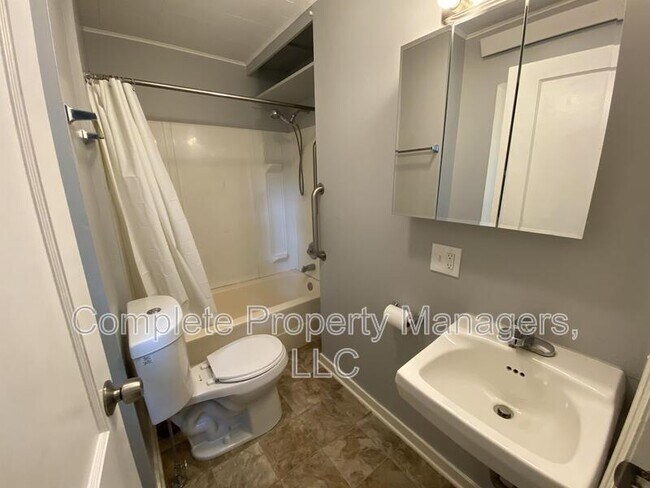 Building Photo - 220 E 7th St